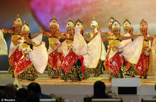 Màn biểu diễn văn nghệ đặc sắc chào đón các nhà lãnh đạo tham dự Diễn đàn APEC tối qua trên đảo Bali, Indonesia.