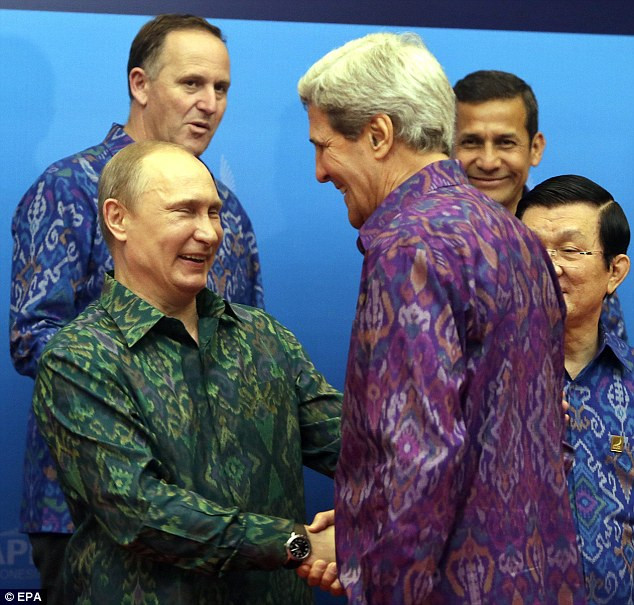 Cái bắt tay thân mật giữa Tổng thống Putin và Ngoại trưởng Kerry trong bữa tiệc tối trênđảo Bali bên lề Diễn đàn APEC .