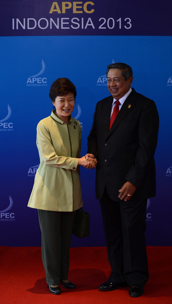 Nữ Tổng thống Hàn Quốc Park Geun-hye được Tổng thống Indonesia, Susilo Bambang Yudhoyono chào đón.