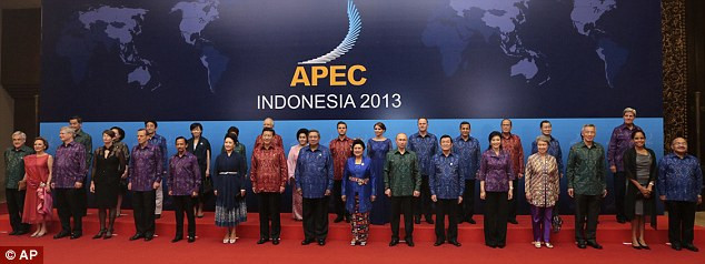 Các nhà lãnh đạo tham dự Diễn đàn APEC 21 tại đảo Bali, Indonesia chụp ảnh kỷ niệm. Chủ tịch Trương Tấn Sang đứng ở hàng đầu, vị trí thứ 6 từ phải sang, giữa nữ Thủ tướng Thái Lan Yingluck Shinawatra (thứ 5 từ phải sang) và Tổng thống Putin (thứ 7 từ phải sang).