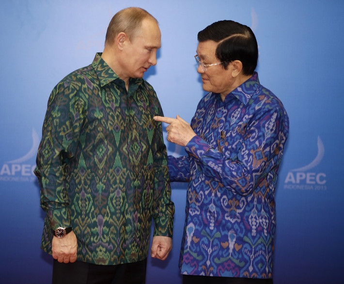 Chủ tịch Trương Tấn Sang (phải) và Tổng thống Nga Putin đã có những phút trò chuyện vui vẻ và thoải mái.