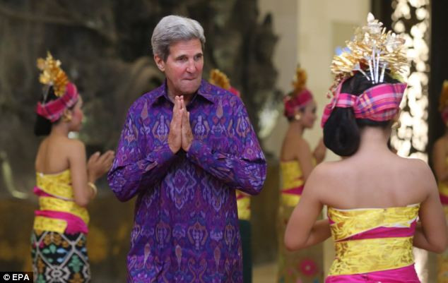 Ngoại trưởng Mỹ John Kerry mặc trang phục truyền thống của Indonesia, ngất ngây trước điệu diễn múa truyền thống của các thiếu nữ Indonesia xinh đẹp.