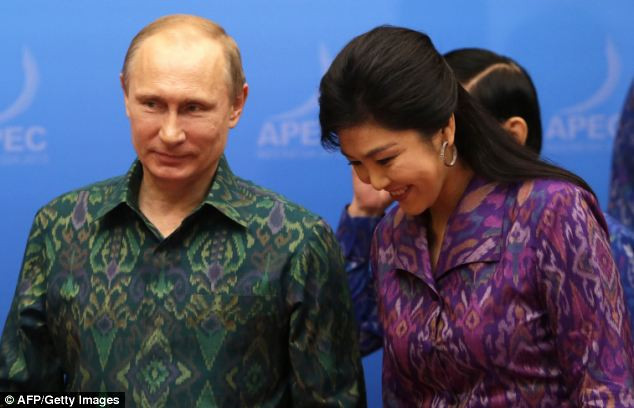 Phút thân mật giữa "Người hùng của nước Nga" Putin và nữ Thủ tướng xinh đẹp của Thái Lan trong bữa tiệc bên lề Diễn đàn APEC trên đảo Bali thơ mộng.