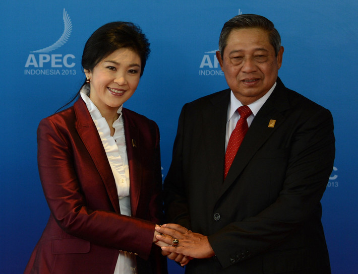 Nữ Thủ tướng xinh đẹp của Thái Lan Yingluck Shinawatra bắt tay Tổng thống Indonesia.