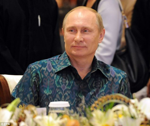 Tổng thống Putin mặc chiếc áo truyền thống của Indonesia màu xanh đậm tham gia bữa tiệc tối bên lề Diễn đàn APEC trên đảo Bali xinh đẹp.