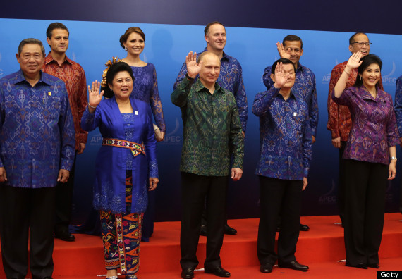 Các nhà lãnh đạo tham dự APEC chụp ảnh kỷ niệm.