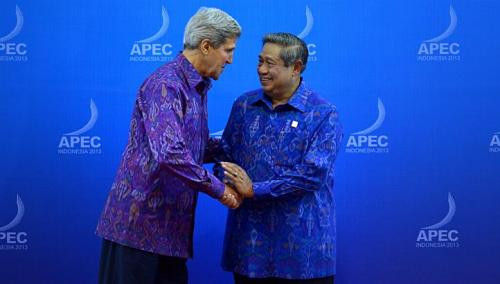 Ngoại trưởng Mỹ John Kerry (áo tím) bắt tay với Tổng thống Indonesia.