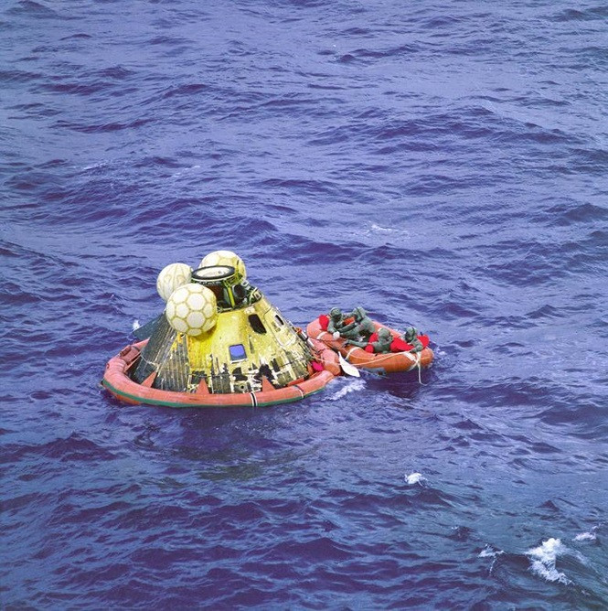 ##s###Ảnh: Bộ phận hạ cánh của tàu Apollo 11 đưa 3 phi hành gia đáp xuống vùng biển gần Hawaii ngày 24/7/1969. Ảnh: NASA.