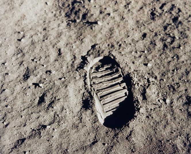 ##s###Hình ảnh đặc biệt là dấu chân của một phi hành gia trên Mặt trăng. Ảnh: NASA.