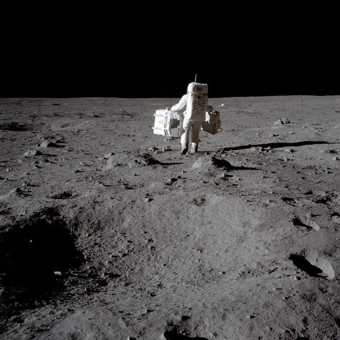 ##s###Hai phi hành gia Neil Armstrong và Buzz Aldrin dành hai tiếng rưỡi thực hiện nhiệm vụ khám phá, chụp hình và thu thập mẫu vật trên bề mặt của Mặt trăng để mang về Trái đất nghiên cứu khoa học. Ảnh: NASA.