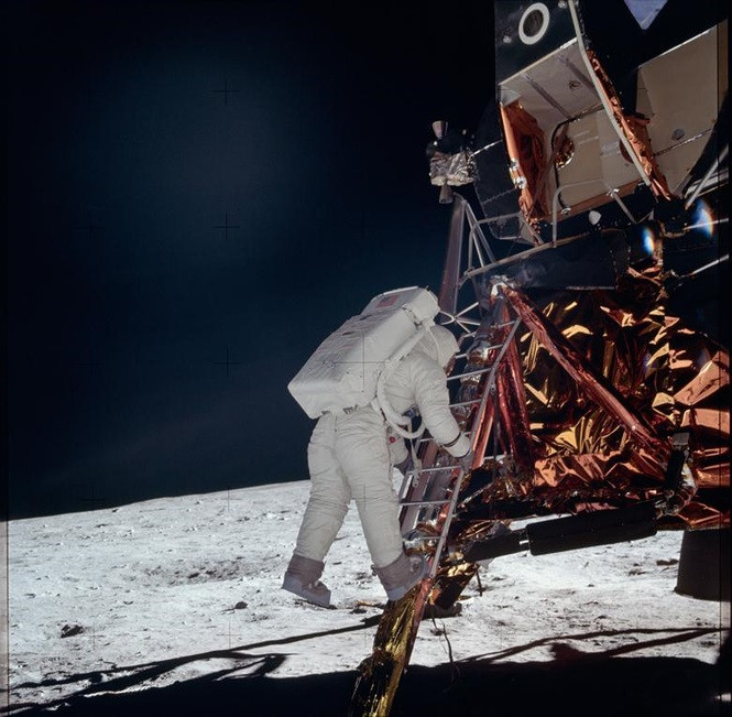 ##s###Phi hành gia Buzz Aldrin chuẩn bị bước những bước đầu tiên trên Mặt trăng ngày 20/7/1969. Ảnh: NASA.