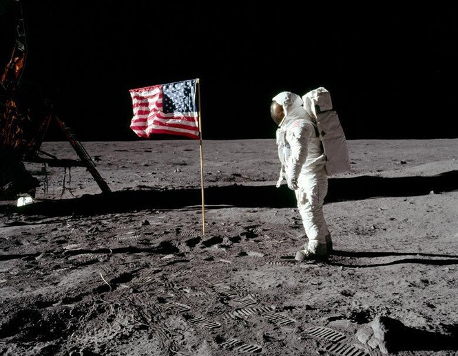 ##s###Tàu Apollo 11 mất 3 ngày để đưa 3 nhà du hành vũ trụ người Mỹ là Neil Armstrong, Buzz Aldrin và Michael Collins tới Mặt trăng. Tàu Apollo 11 hạ cánh tại địa danh có tên Sea of Tranquility (Biển Tĩnh lặng) vào ngày 20/7/1969. Ảnh: Phi hành gia Buzz Aldrin đứng bên quốc kỳ Mỹ cắm trên Mặt Trăng. Ảnh: NASA.
