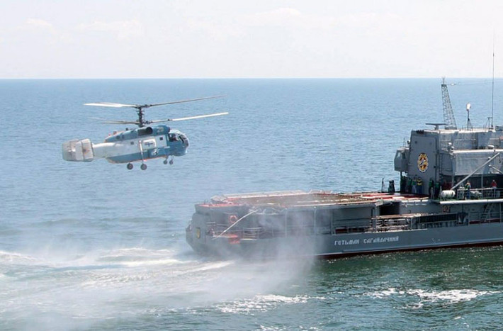 Trực thăng Ka-27 của Hải quân Ukraine luyện hạ cánh trên soái hạm Hetman Sahaydachniyj.