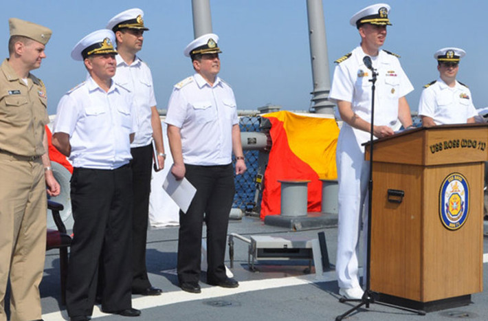 Các sĩ quan chỉ huy Hải quân Ukraine đứng bên sĩ quan chỉ huy chiến hạm USS Rose (DDG-71).