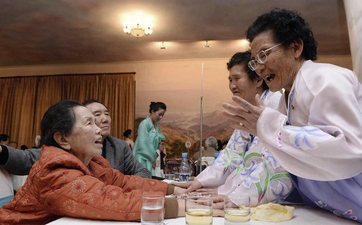 Bà Lee Oh-hwan (người Hàn Quốc) (trái), 85 tuổi "tay bắt mặt mừng" khi gặp người thân đang sống ở Triều Tiên.
