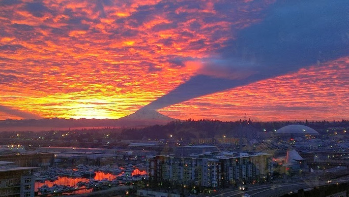 Tại sao ngọn núi cách thành phố Seattle 87 km về phía đông nam cao 4.392 m có thể làm được điều đó?