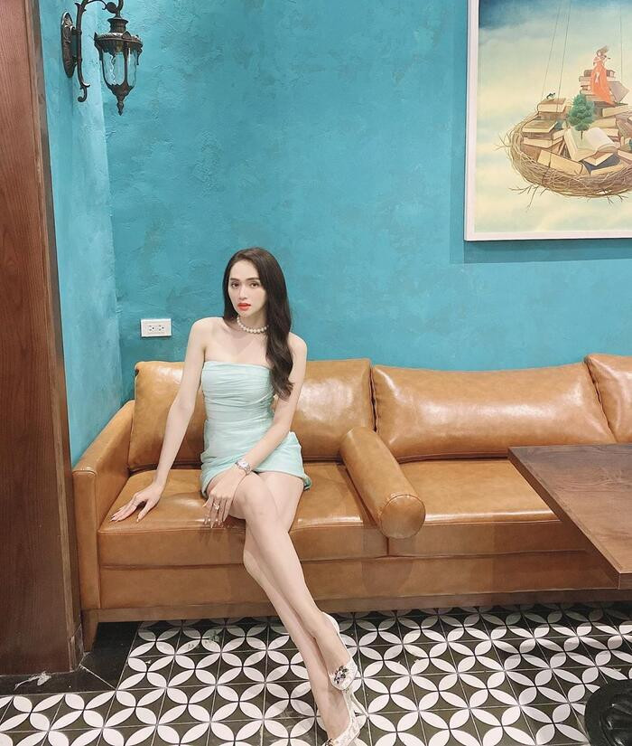 Mang thêm đôi cao gót, chuỗi ngọc trai... Hương Giang đẹp thanh lịch, quyến rũ mà cực kỳ đắt giá.