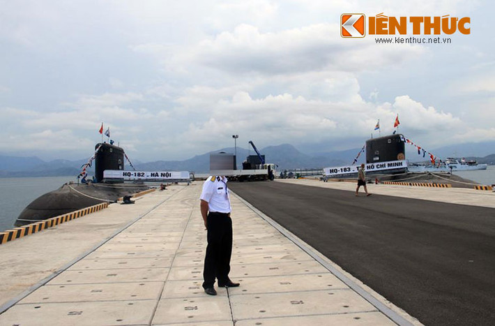 Đặc biệt, kể từ cuối năm 2013-đầu 2014, Cam Ranh chính thức trở thành "nhà" của tàu ngầm tấn công Kilo Project 636 hiện đại của Hải quân Nhân dân Việt Nam. Trong ảnh là cầu cảng chính của Lữ đoàn tàu ngầm 189 với 2 tàu HQ-182 Hà Nội và HQ-183 TP HCM.