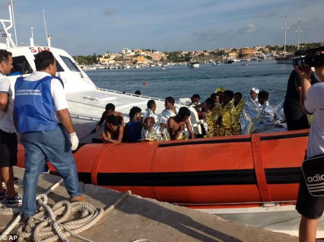 Toàn bộ hành khách trên tàu được cho là người Eritrea hoặc người Somali đến từ Misrata ở Libya đang tìm đường di cư đến Italy.