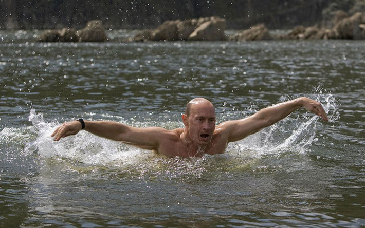 “Con người hành động” Putin trình diễn khả năng bơi bướm khi đi du lịch ở vùng núi Tyva của Siberia