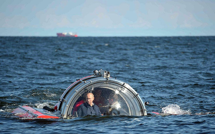 Chân dung “Con người hành động” Putin ngồi trong tàu lặn thăm dò biển sâu Explorer 5 trong chuyến khám phá tàu khu trục Oleg bị đắm dưới đáy biển năm 1869 gần đảo Gogland, Vịnh Phần Lan.