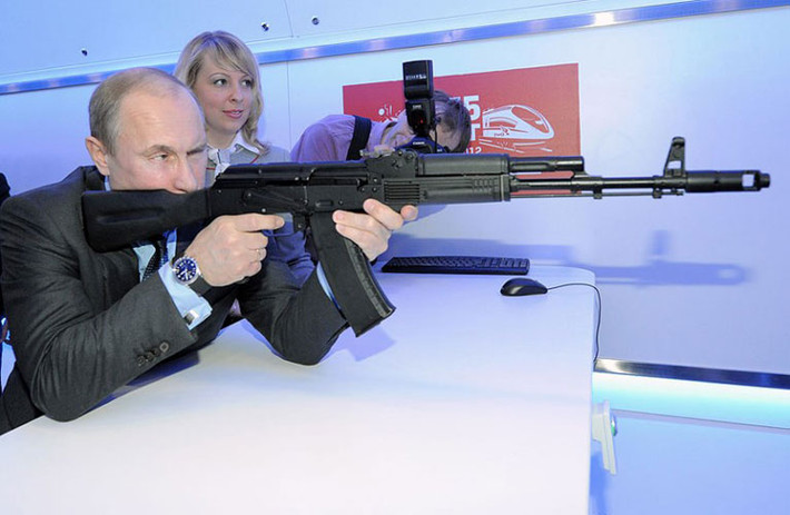 “Con người hành động” là cái tên giới truyền thông thế giới ưu ái dành cho Tổng thống Nga Vladimir Putin để mô tả tính cách con người đầy nam tính, tràn đầy sinh lực và ưa hoạt động của ông. Ảnh: ông Putin nhắm bắn với mô hình súng trường tấn công AK-47 trong một triễn lãm vũ khí ở Moscow năm 2012.