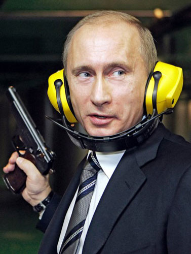 Tổng thống Nga Vladimir Putin cầm một khẩu súng lục trong chuyến thăm trụ sở mới xây của Tổng cục Tình báo Quân sự Nga (GRU) tại Moscow năm 2006.