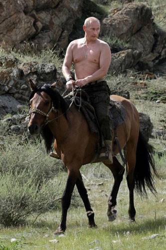 Hình ảnh gây ấn tượng mạnh mẽ nhất phản ánh ông Putin - Con người hành động là lúc ông Putin lúc thì cởi trần hé lộ một thân hình vạm vỡ và rắn chắc, cưỡi trên lưng ngựa thong dong bên ngoài thị trấn Kyzyl ở miền Nam Siberia.
