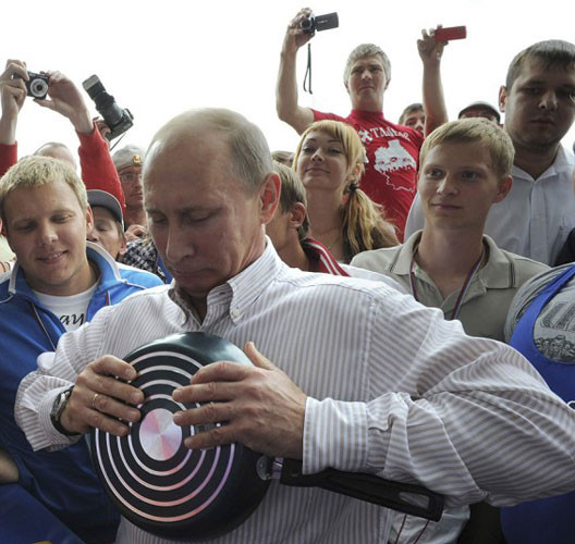 Tổng thống Putin cố bẻ cong chiếc chảo rán trong chuyến thăm trại thanh thiếu niên Seliger ở vùng Tver.