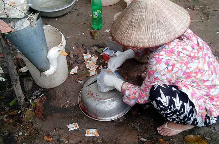 Không chỉ một địa điểm sử dụng loại bột này, mà rất nhiều điểm khác cũng coi đây là "bảo bối" làm hàng.