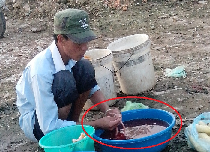 Ngoài ra, các quy trình giết mổ cũng vô cùng mất vệ sinh, khi lòng, mề, tim gan được rửa chung cùng một chậu đỏ lòm.