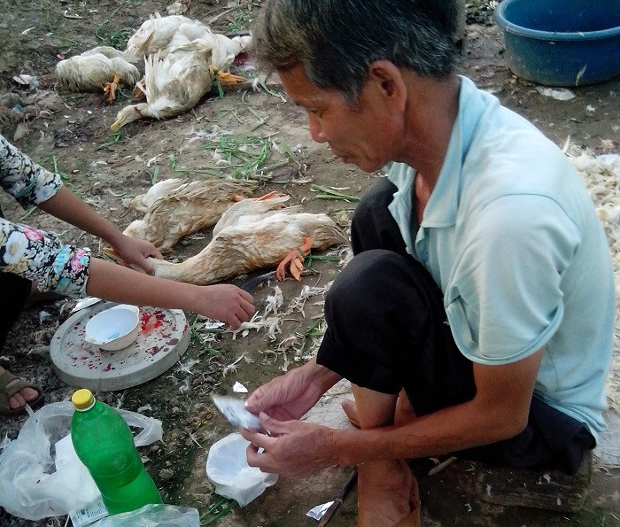 Các hộ kinh doanh ở đây dùng những gói bột màu, nhằm mục đích hãm được nhiều tiết canh vịt hơn và giúp cho tiết không bị đông.