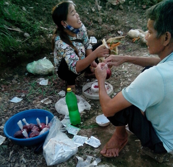 Những gói tiết canh được pha sẵn, nếu người mua vịt không có nhu cầu sử dụng, họ sẽ giao cho những quán vịt nhằm kiếm thêm thu nhập.
