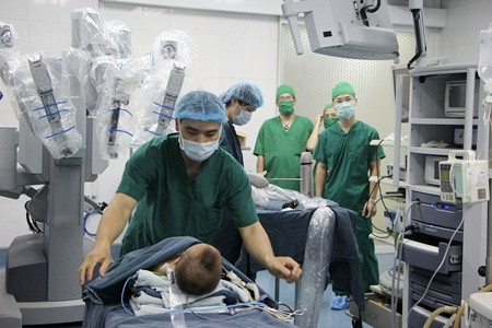 Cháu Lương Nhật Long (23 tháng tuổi, ở Phú Thọ) nhập viện trong tình trạng bụng chướng căng, tắc ruột. Các bác sĩ chẩn đoán cháu bị phình đại tràng bẩm sinh, đoạn cuối của đoạn trực tràng bệnh nhi không có hạch thần kinh nên không co bóp được, phân ứ ở trên không đi đại tiện được nên thường xuyên bị táo bón, khó đại tiện.