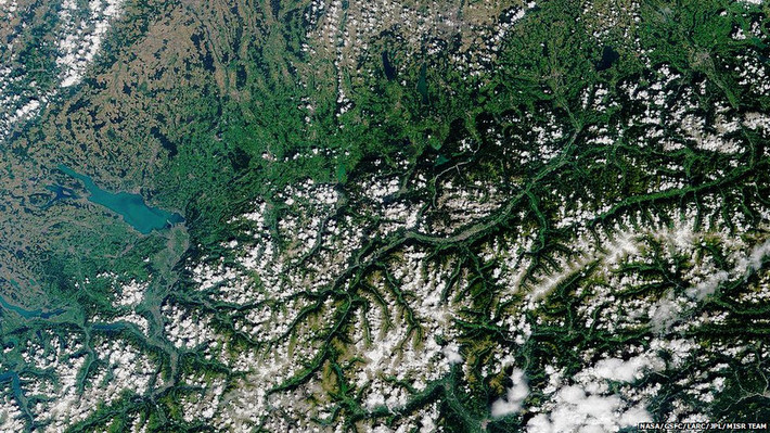 Thành phố Innsbruck của Áo và các khu vực lân cận trong bức ảnh chụp bởi vệ tinh của NASA. Innsbruck đăng cai tổ chức Thế vận hội năm 1964 và 1976.