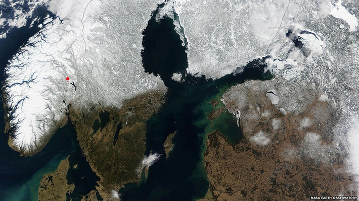 Bức ảnh này của NASA chụp Na Uy và một phần khu vực Scandinavia, trong đó được đánh dấu bằng chấm đỏ là thành phố Lillehammer, nơi diễn ra Thế vận hội mùa đông năm 1994.