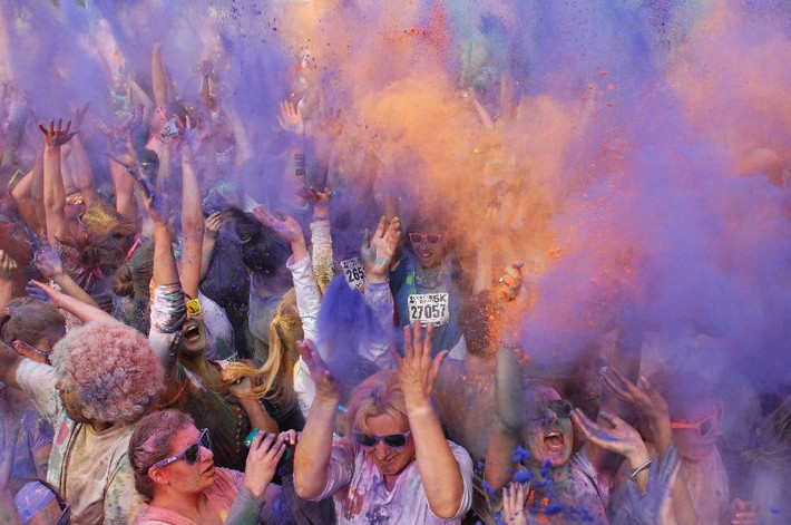 Giới trẻ Canada phấn khích hứng cơn mưa bột màu trong suốt cuộc thi chạy Colour Me Rad 5K 2013.