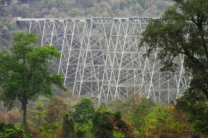Goteik là cây cầu cao nhất ở Myanmar và tại thời điểm khánh thành năm 1990, cây cầu này lập kỷ lục là giàn giá đỡ đường sắt lớn nhất thế giới.