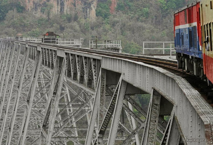 Cầu dài 689 m, cao 250 m và được chống đỡ bởi 15 tháp. Trên thế giới đếm trên đầu ngón tay những cây cầu cạn khổng lồ tương tự như Goteik.