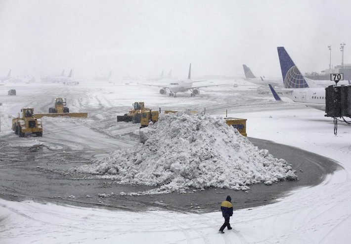 Sân bay quốc tế Newark Liberty ở Newark, New Jersey cũng ngập trong những đống tuyết khổng lồ.