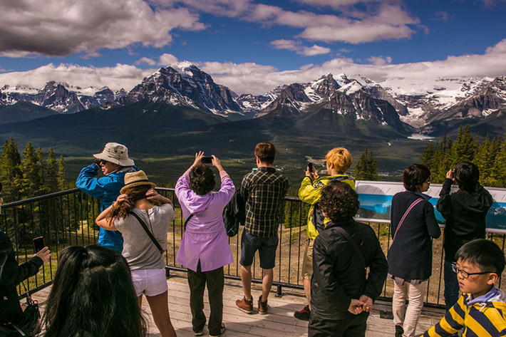 Du khách lặng ngắm cảnh sắc ngoạn mục, kỳ vĩ trong công viên Banff và tranh thủ chụp ảnh lưu niệm.