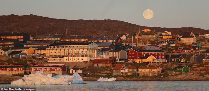 Làng Ilulissat gần những tảng băng trôi bị vỡ khỏi sông băng Jakobshavn.