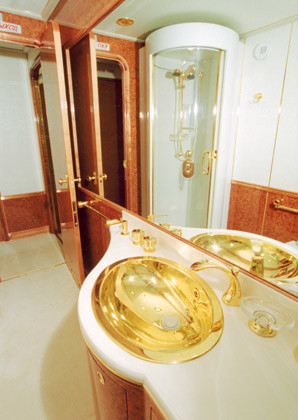 Bồn rửa mặt dát vàng lấp lánh.