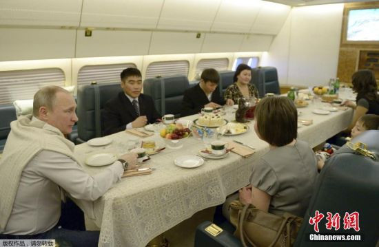 Trong suốt bữa ăn, ông Putin đã gửi lời thăm hỏi và động viên tới người thân của các nạn nhân xấu số.