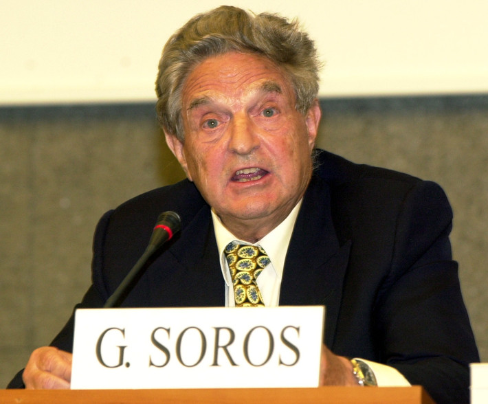 Tỷ phú George Soros, người sáng lập kiêm Chủ tịch Soros Fund Management từng làm bồi bàn, khuân vác tại ga tàu để kiếm tiền đi học tại trường Kinh tế London và phải đi bán hàng cho một cửa hàng lưu niệm sau khi tốt nghiệp đại học. Nhưng hiện ông là một trong những tỷ phú giàu bậc nhất của thế giới với khối tài sản giá trị 20 tỷ USD.