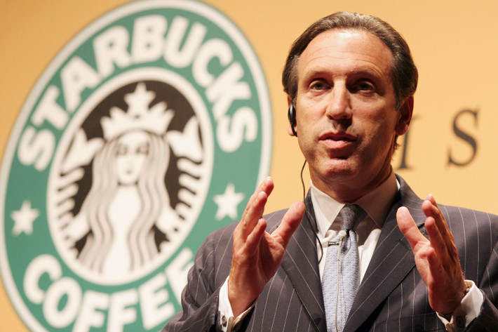 Người sáng lập kiêm CEO của Starbucks, Howard Schultz đã phải rất khó khăn để vượt qua áp đặt về công việc và quan niệm sống của người cha là một lái xe tải để trở thành tỷ phú, nắm giữ giá trị tài sản ròng 2 tỷ USD.