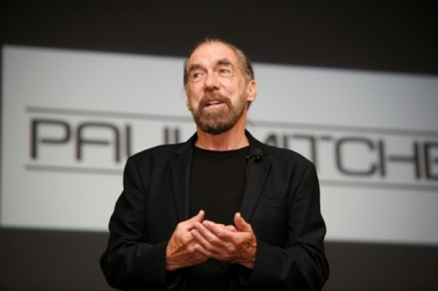 Tỷ phú John Paul DeJoria, người sáng lập kiêm CEO của hãng mỹ phẩm Paul Mitchell từng phải bán hàng rong từ những ngày còn bé để phụ giúp gia đình. Hiện ông nắm giữ giá trị tài sản ròng vào khoảng 4 tỷ USD.