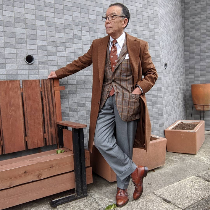 Giày da và những đôi tất cao cổ là phụ kiện không thể thiếu khi mặc suit của ông Akamine. Trong khi đó, cách chọn màu sắc của áo khoác giúp ông nhìn lịch lãm, quyền lực. Ảnh: @akamineyukio.