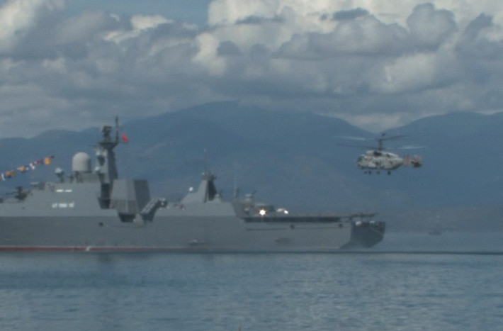 Ka-28 luyện tập hạ cánh trên tàu hộ vệ tên lửa Gepard HQ-012 Lý Thái Tổ.