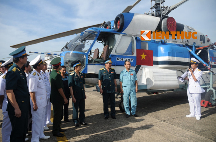 Ngoài Ka-28, Lữ đoàn 954 còn được trang bị các mẫu trực thăng vận tải/cứu hộ cứu nạn Ka-32T (được phát triển dựa trên mẫu Ka-27). Nó có thể chở 16 hành khách hoặc 4 tấn hàng hóa các loại, vận tốc bay tối đa 250km/h, tầm bay tối đa 800km, thời gian hoạt động liên tục trên không 4 giờ 30 phút.